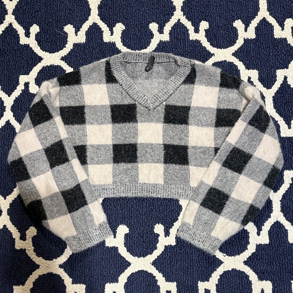 Alya V-Neck Gray and Black Plaid Fuzzy Crop Sweater sz XL